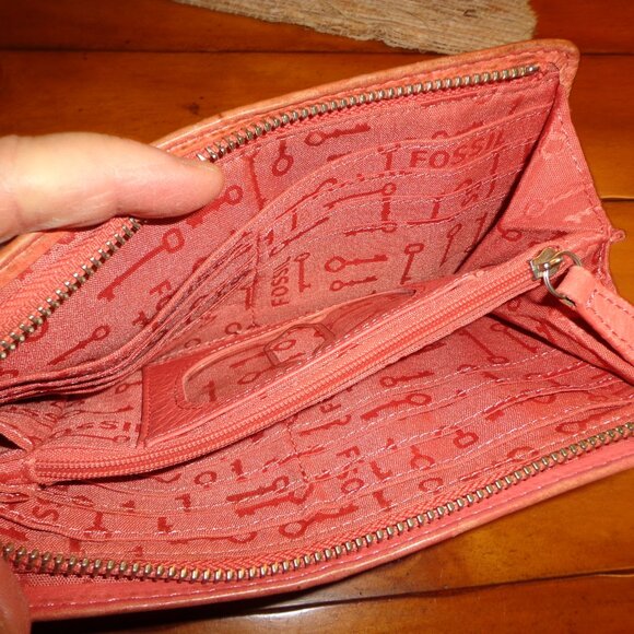 NWOT FOSSIL COWHIDE LEATHER Wallet Salmon Zip Closure Pockets Cards/Coins - Picture 4 of 9